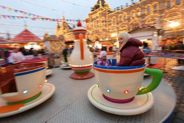 Pored klizališta, postoje i druge zanimacije za posetioce. Pored klizališta, postoje i druge zanimacije za posetioce. - Sputnik Srbija