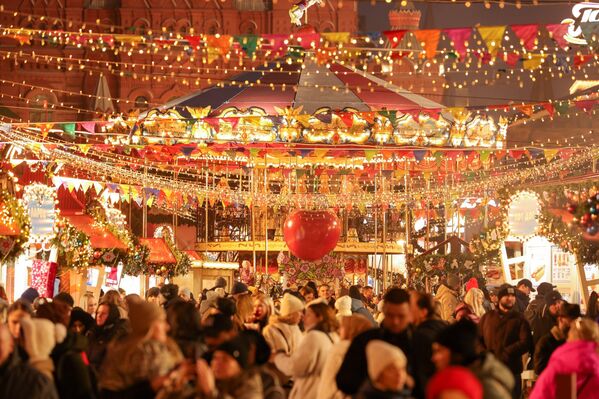 Otvaranju je prisustvovalo desetine poznatih ličnosti, uključujući reditelja Sarika Andreasijana sa suprugom Lizom Morjak i Tatjana Mihalkova (supruga Nikite Mihalkova) i srpskog glumca Miloša Bikovića. Otvaranju je prisustvovalo desetine poznatih ličnosti, uključujući reditelja Sarika Andreasijana sa suprugom Lizom Morjak i Tatjana Mihalkova (supruga Nikite Mihalkova) i srpskog glumca Miloša Bikovića. - Sputnik Srbija