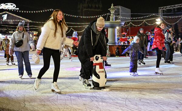Klizalište je otvoreno od 9:00 do 23:30. Svakodnevno se održava deset jednočasovnih sesija, sa pauzama neophodnim za pripremu leda. Klizalište je otvoreno od 9:00 do 23:30. Svakodnevno se održava deset jednočasovnih sesija, sa pauzama neophodnim za pripremu leda. - Sputnik Srbija