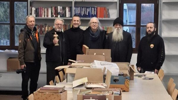 Saradnik benda, režiser Dragan Živadinov, poklonio je manastirskoj i eparhijskoj biblioteci knjige koje je prikupio - Sputnik Srbija