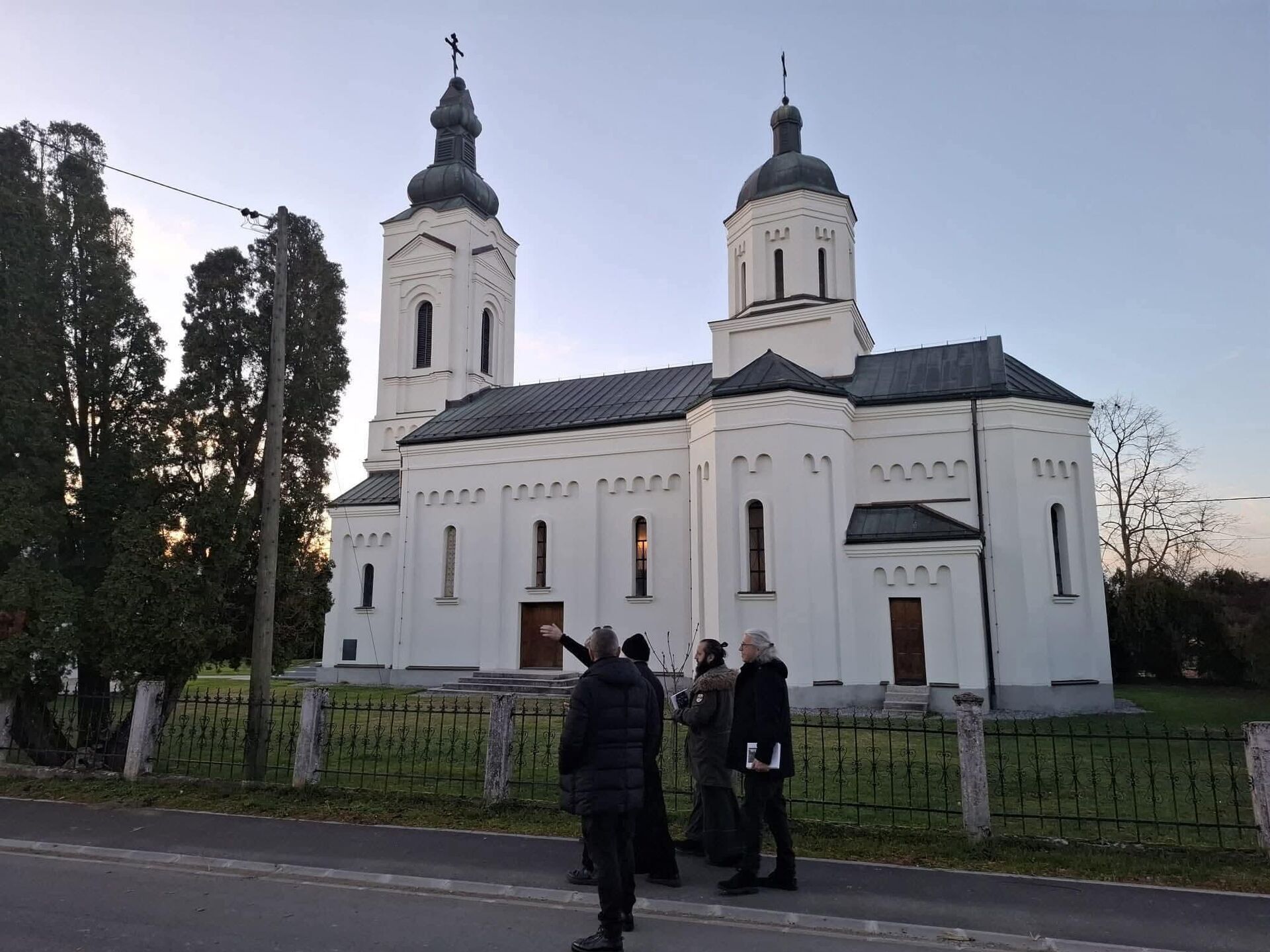 Чланови групе Лајбах и владика Јован испред манастирског храма посвећеног Рођењу Светог Јована Претече - Sputnik Србија, 1920, 01.12.2025