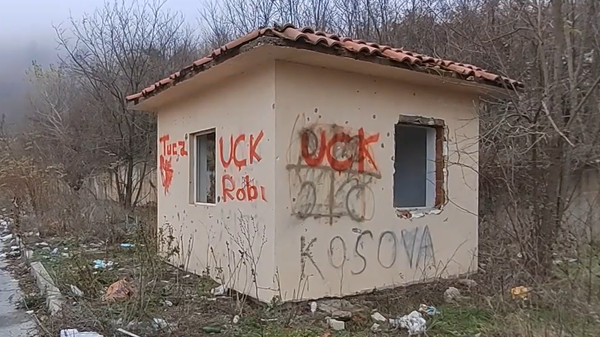 Grafiti OVK na magistralnom putu Priština-Raška, u mestu Dudin Krš - Sputnik Srbija