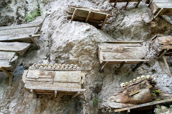  Pre kolonijalne ere, ljudi su poštovali ovaj ritual jer su verovali da što više vešaju kovčege svojih mrtvih, to su oni bliži nebesima. - Sputnik Srbija