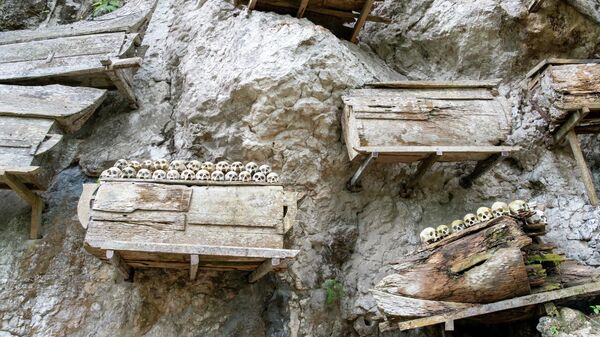 Visяčie grobы v Kete Kesu , pogrebalьnaя skala v Tana Toradža na ostrove Sulavesi v Indonezii - Sputnik Srbija