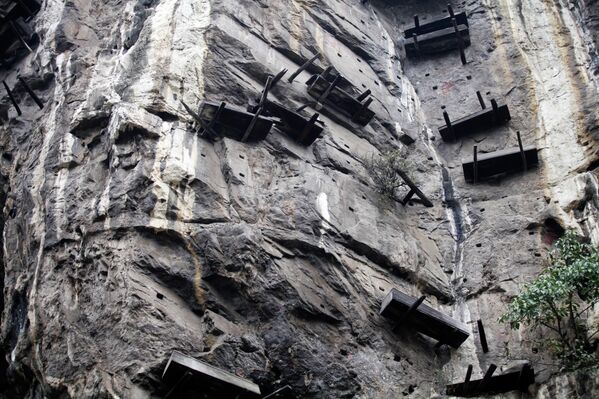 Po ovdašnjim shvatanjima, stena je stepenica ka nebu. Podići sahranu što više — znači olakšati brži prelazak duše u onaj svet. - Sputnik Srbija