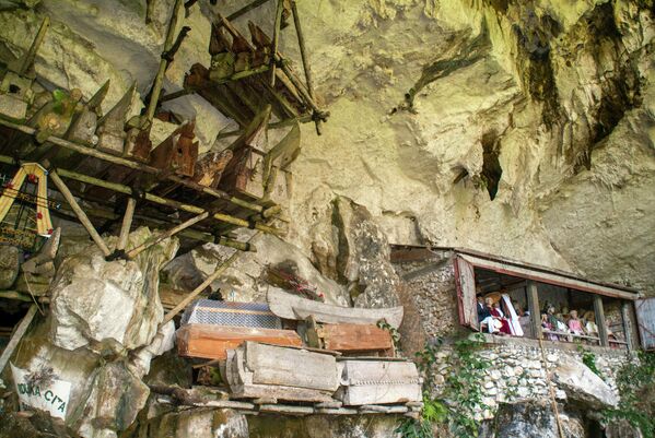 Arheolozi su pronalazili sarkofage ne samo obešene o litice, već i položene u kanjonima ili tradicionalno zakopane u zemlju. - Sputnik Srbija