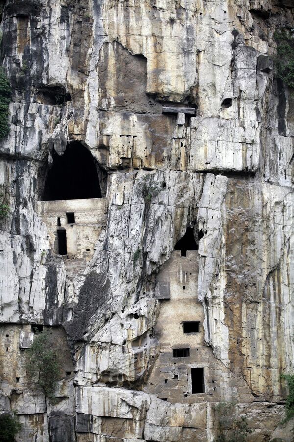 Među stručnjacima preovlađuje zanimljiva hipoteza - da bi podigli sarkofag, isklesan iz čitavog drveta, na visinu od oko 200 metara, meštani su čekali prolećne poplave.  - Sputnik Srbija