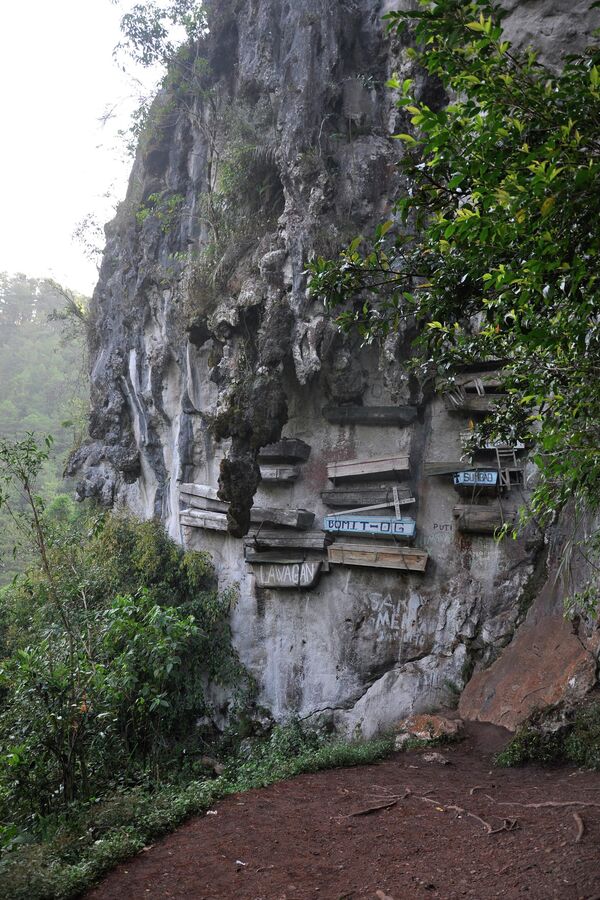 Najintrigantnije pitanje ipak je — zašto je takav obred uopšte bio potreban? Postoje dve verzije - prva prema kojoj narod Bo nije  želeo da neprijatelj oskrnavi tela predaka, dok je druga da su „leteće grobnice“ povezane sa lokalnom religijom. - Sputnik Srbija