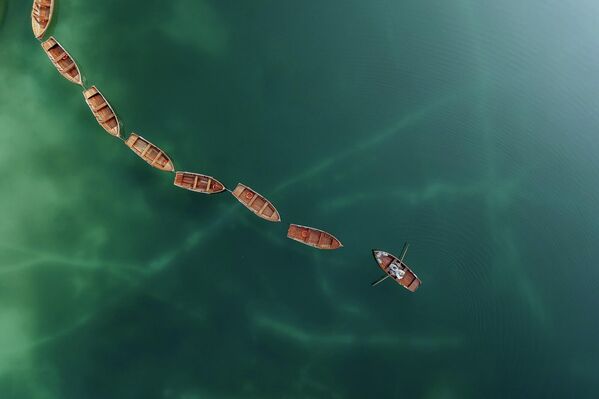 Џенифер Грјунауер — финалиста у категорији From Above / Aerial (Аустрија).Фотографија је направљена у Италијанским Доломитима током елоупмента (тајног венчања), снимљена помоћу дрона DJI Mini 4. Џенифер Грјунауер — финалиста у категорији From Above / Aerial (Аустрија).Фотографија је направљена у Италијанским Доломитима током елоупмента (тајног венчања), снимљена помоћу дрона DJI Mini 4. - Sputnik Србија