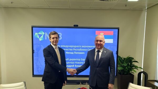 Ministar zadužen za međunarodnu ekonomsku saradnju i oblast društvenog položaja crkve u zemlji i inostranstvu Nenad Popović i generalni direktor Evroazijskog regionalnog centra Nove razvojne banke BRIKS-a Andrej Bokarev  - Sputnik Srbija