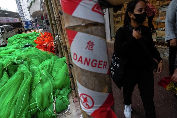 Vlasti Hongkonga najavile su sveobuhvatnu istragu, kao i ispitivanje lokalnog Ministarstva za stanovanje o tome da li je zaštitni materijal na spoljnim zidovima zgrade ispunjavao protivpožarne standarde. - Sputnik Srbija