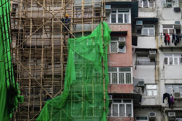 Požar se, prema prvim informacijama, proširio preko bambusove skele postavljene na spoljnoj strani objekata.  - Sputnik Srbija