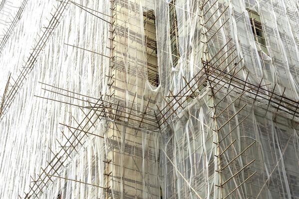 Bambusove skele na zgradi u okrugu Sai Van Ho nakon smrtonosnog požara 26. novembra. - Sputnik Srbija