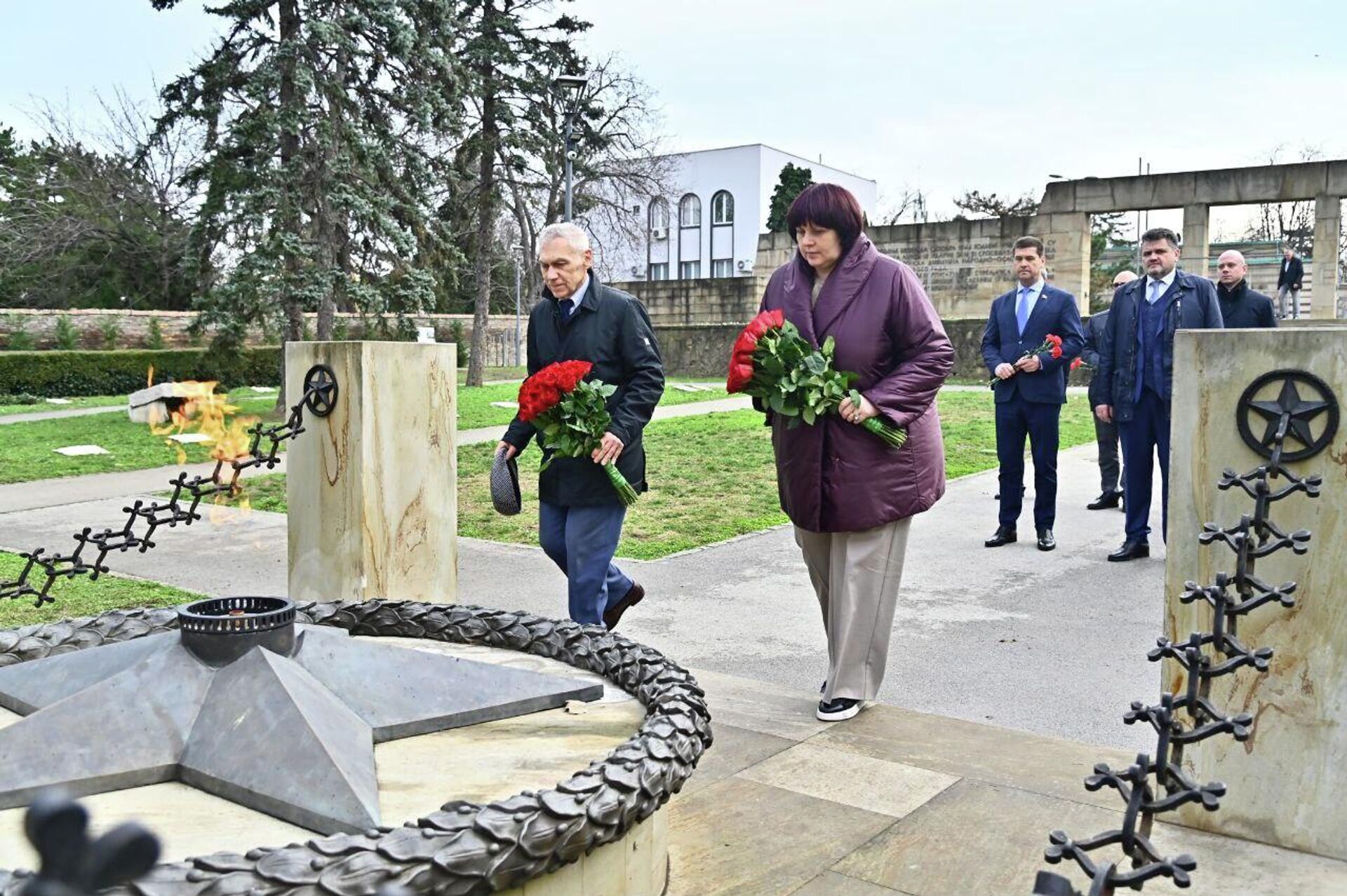 Руска делегација положила венац на споменик Црвеноармејцу и цвеће на спомен-обележје Вечни пламен на Гробљу ослободилаца. - Sputnik Србија, 1920, 04.12.2025
