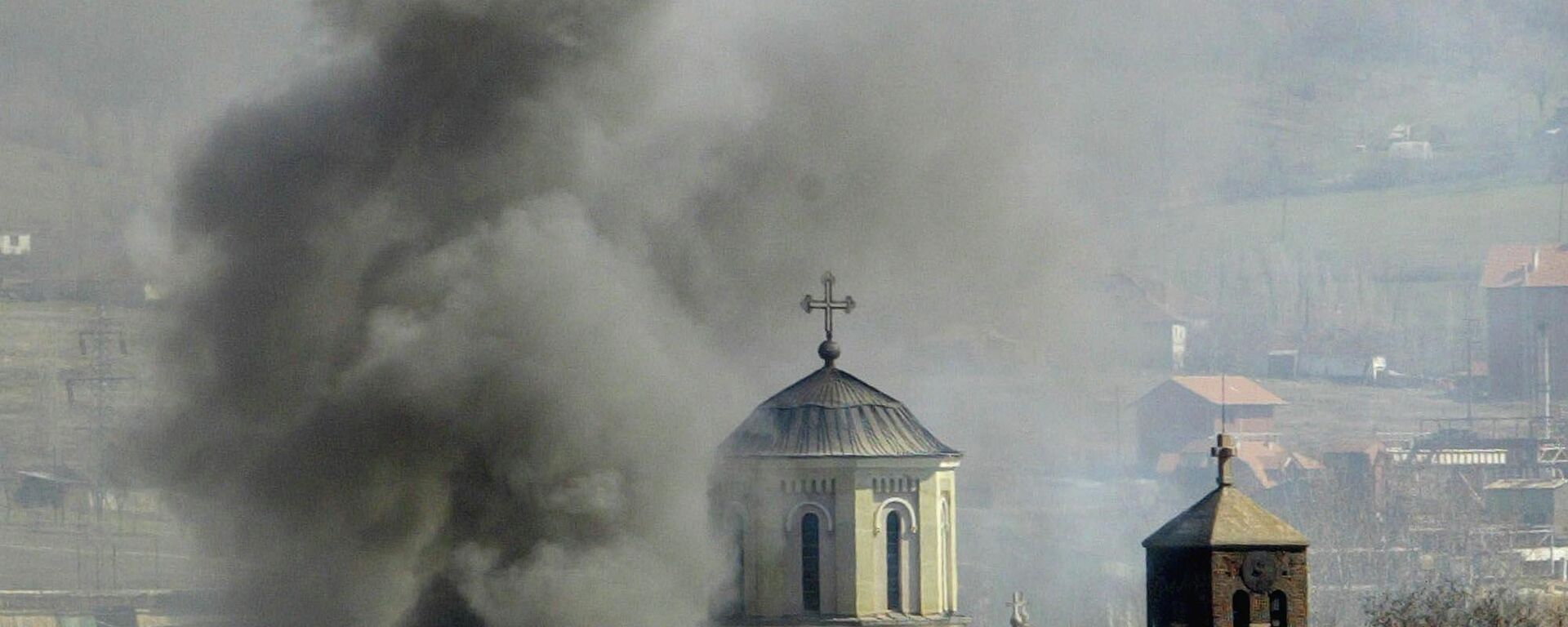 Мартовски погром, Косовска Митровица 2004. године. - Sputnik Србија, 1920, 04.12.2025