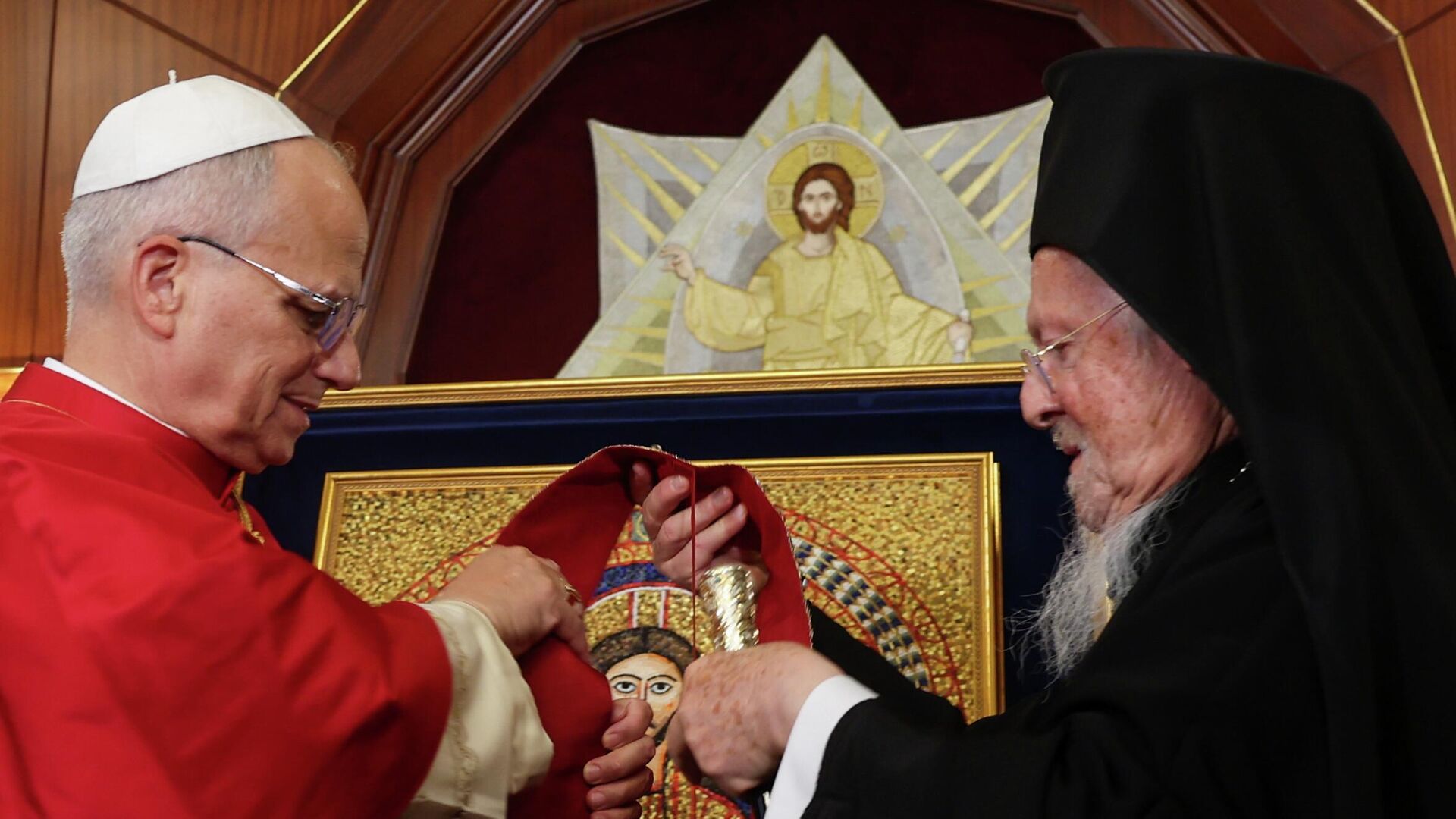 Папа Лав XIV и патријарх васељенски Вартоломеј. Папа Лав XIV и патријарх васељенски Вартоломеј. - Sputnik Србија, 1920, 07.12.2025