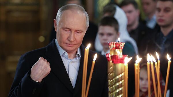 Putin u crkvi - Sputnik Srbija