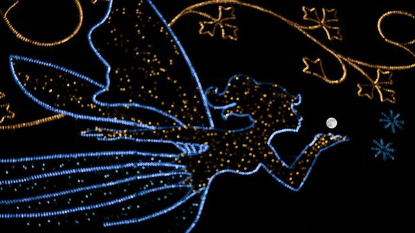 Polnaя luna vidna za gorodskim fonarёm v forme fei, letящeй k lune v nebe nad Londonom, Velikobritaniя - Sputnik Srbija