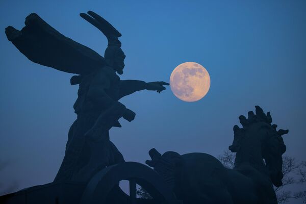 Pun mesec obasjava noćno nebo u Huajbeju u Kini. - Sputnik Srbija