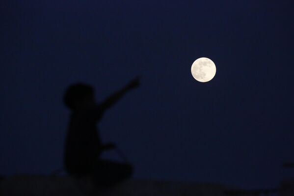 Hladni mesec viđen je iznad Al-Mugrake u centralnoj Gazi, koja je pretrpela velika razaranja u izraelskim napadima. - Sputnik Srbija