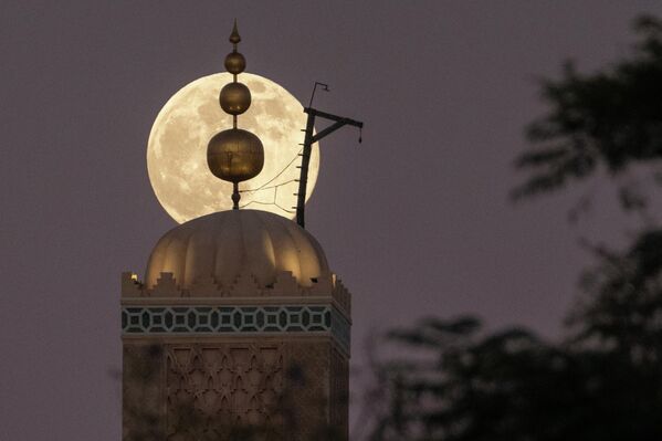 Supermesec, poslednji pun mesec u godini, izlazi iza džamije Kutubija iz 12. veka u Marakešu. - Sputnik Srbija