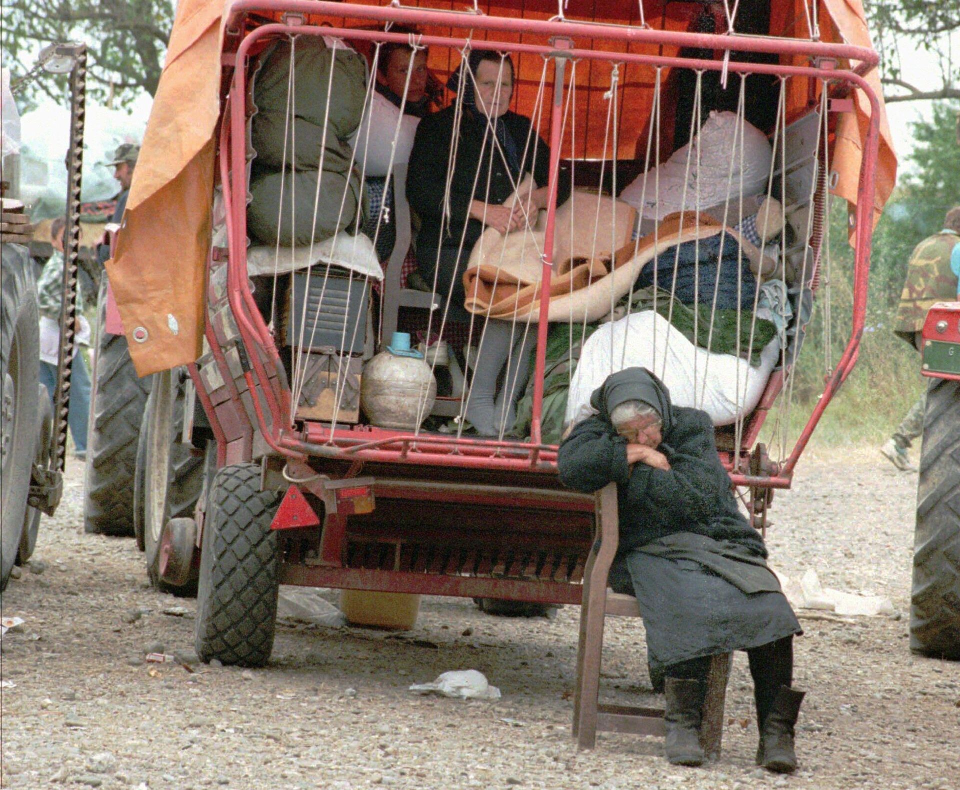 Српкиња из Крајине спава поред избегличког кампа у Србији након што су је Хрвати протерали са огњишта у етничком чишћену ,,Олуја 1995. године. - Sputnik Србија, 1920, 05.12.2025