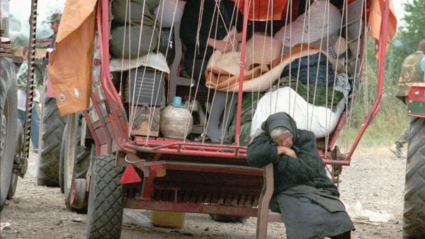 Srpkinja iz Krajine spava pored izbegličkog kampa u Srbiji nakon što su je Hrvati proterali sa ognjišta u etničkom čišćenu ,,Oluja 1995. godine. - Sputnik Srbija