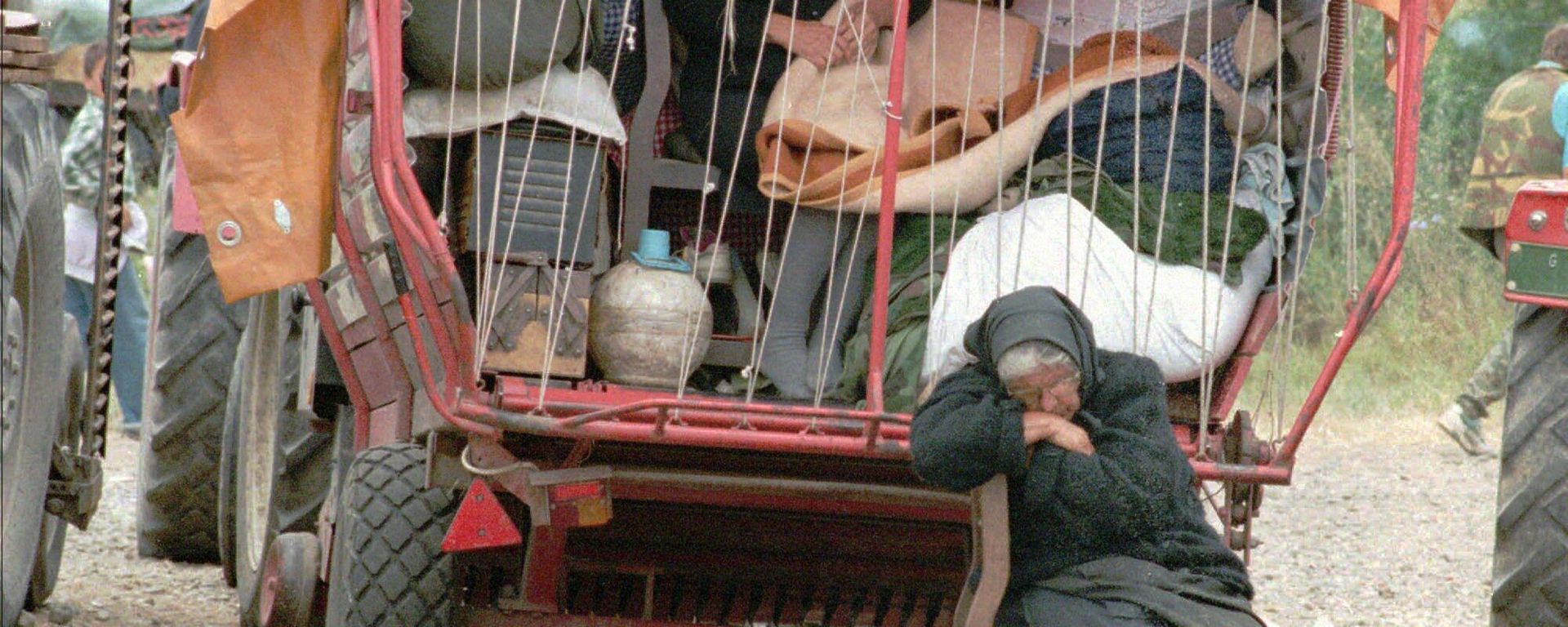 Српкиња из Крајине спава поред избегличког кампа у Србији након што су је Хрвати протерали са огњишта у етничком чишћену ,,Олуја 1995. године. - Sputnik Србија, 1920, 04.08.2026