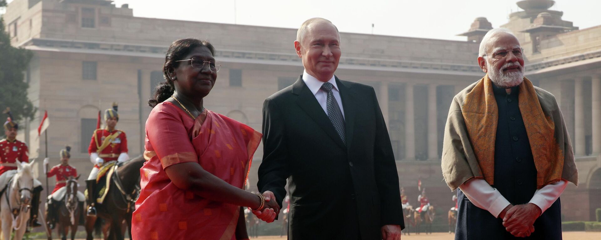 Predsednica Iindije Droupadi Murmu, predsednik Rusije Vladimir Putin i premijer Indije Narendra Modi - Sputnik Srbija, 1920, 05.12.2025