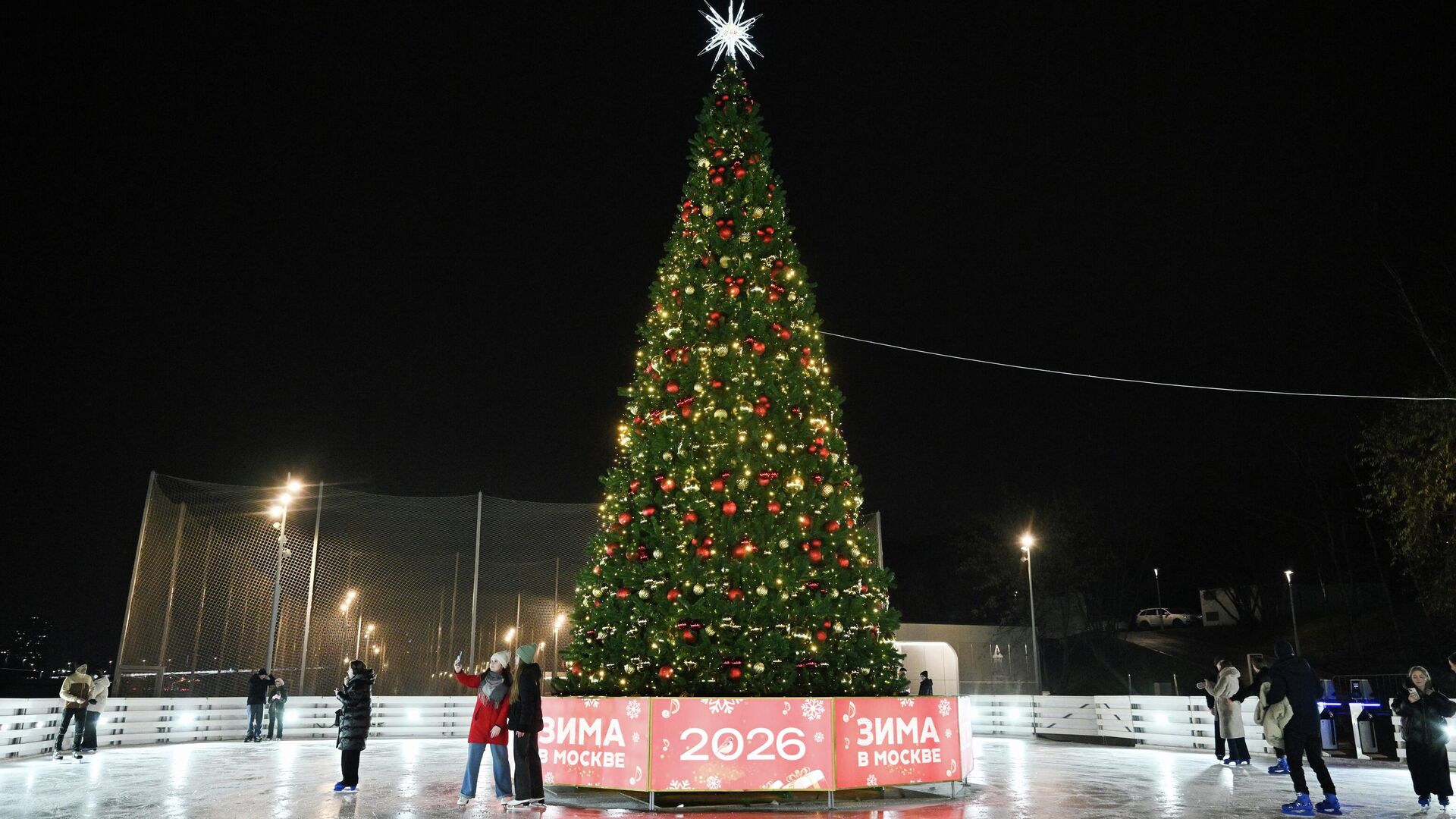 Каток на Царской набережной музея-заповедника Коломенское Каток на Царской набережной музея-заповедника Коломенское - Sputnik Србија, 1920, 08.12.2025