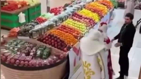 Deda Mrazovi se potukli u supermarketu u Bakuu - Sputnik Srbija