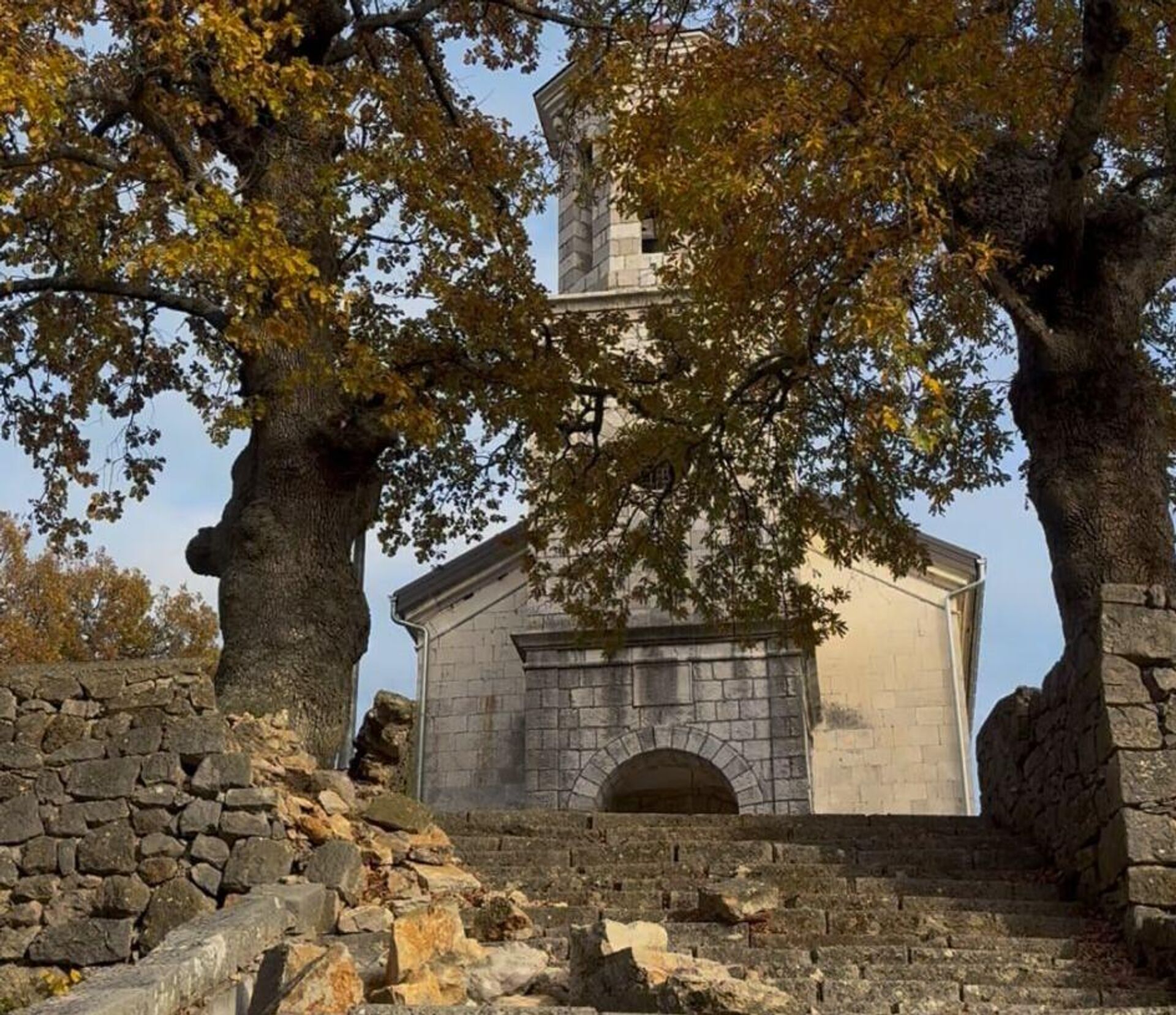 Обнова манастира започеће од обнове порте, потпорних зидова и степеништа Обнова манастира започеће од обнове порте, потпорних зидова и степеништа - Sputnik Србија, 1920, 07.12.2025