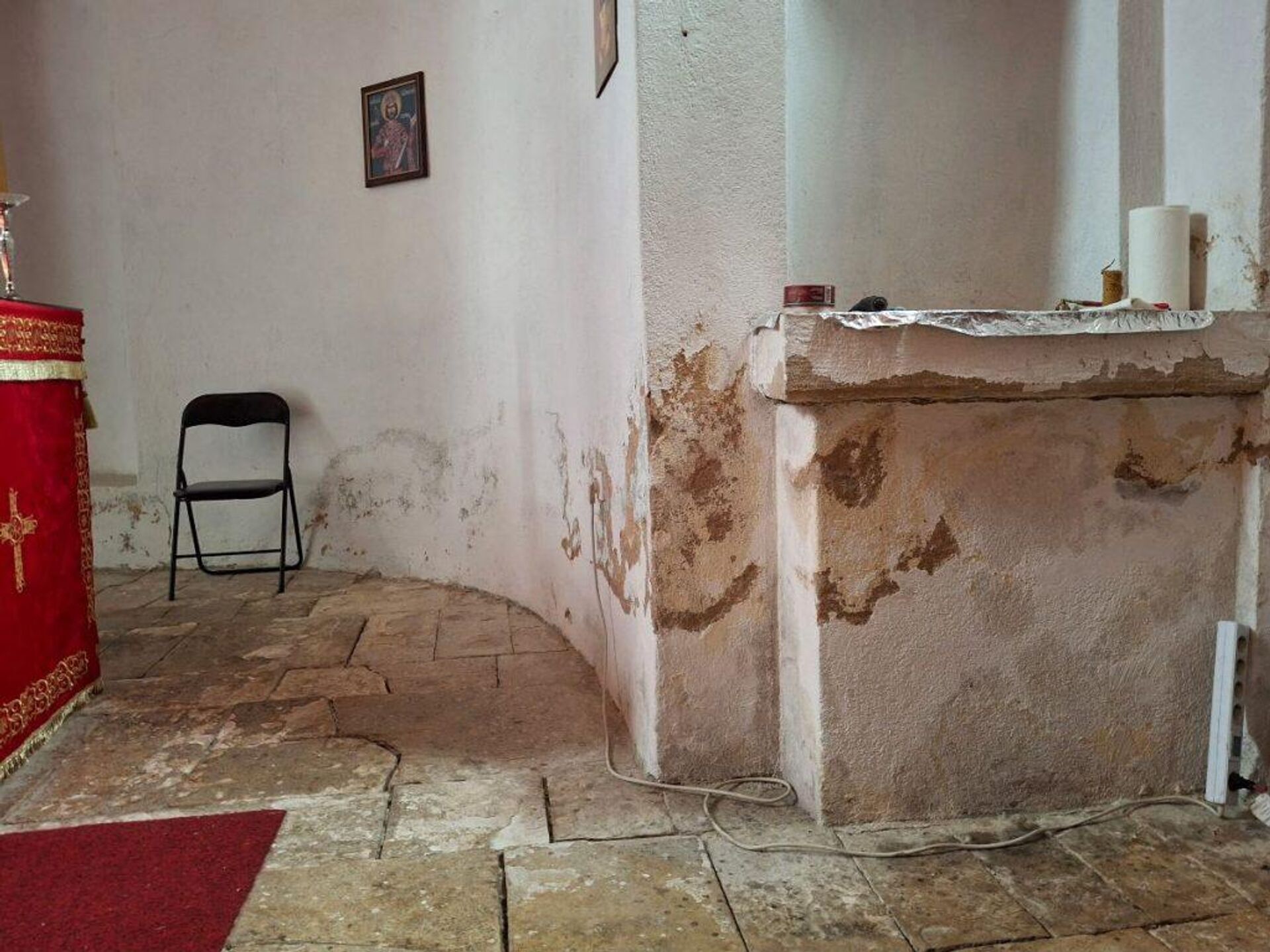 Због померања статике оштећен је и олтарски део цркве Због померања статике оштећен је и олтарски део цркве - Sputnik Србија, 1920, 07.12.2025