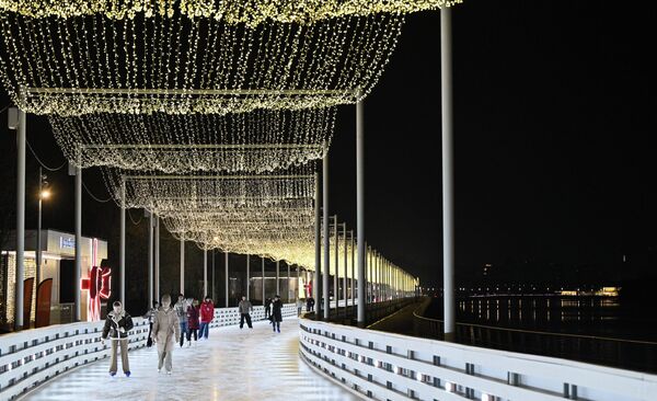 Клизалиште почиње кружним клизалиштем, а изнад њега се протеже „плафон“ од гирланди целом дужином. Клизалиште почиње кружним клизалиштем, а изнад њега се протеже „плафон“ од гирланди целом дужином. - Sputnik Србија