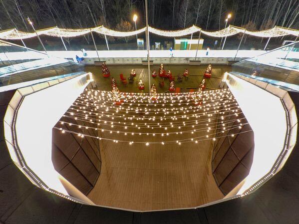 Клизаљке можете изнајмити и променити у једном од затворених павиљона, а на клизалиште можете ући скенирањем ,,QR'' кода на вашој карти. Клизаљке можете изнајмити и променити у једном од затворених павиљона, а на клизалиште можете ући скенирањем ,,QR'' кода на вашој карти. - Sputnik Србија