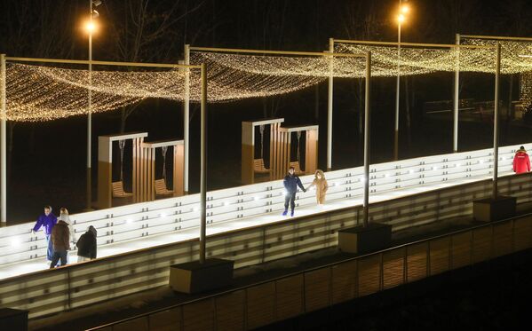 Клизаљке за изнајмљивање овде нису подељене, као што је обично случај, на хокејашке и уметничке клизаљке, већ су нешто између — сама ципела је направљена од дебеле пластике са копчама уместо пертли, али сечива имају шиљке. Клизаљке за изнајмљивање овде нису подељене, као што је обично случај, на хокејашке и уметничке клизаљке, већ су нешто између — сама ципела је направљена од дебеле пластике са копчама уместо пертли, али сечива имају шиљке. - Sputnik Србија