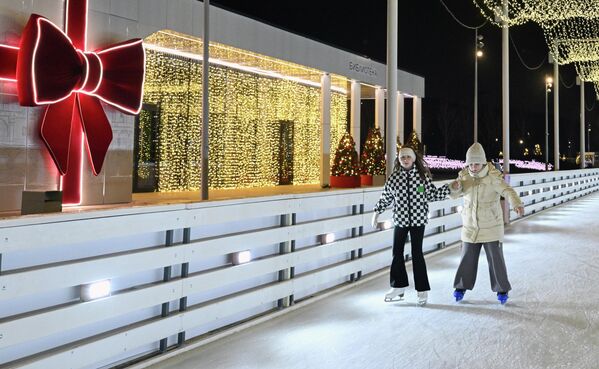 Ове сезоне, бесплатан новогодишњи воз ће саобраћати до клизалишта од метро станица Каширскаја и Кленов булевар. Сви посетиоци парка, не само они који планирају да клизају, моћи ће да се укрцају у воз. Ове сезоне, бесплатан новогодишњи воз ће саобраћати до клизалишта од метро станица Каширскаја и Кленов булевар. Сви посетиоци парка, не само они који планирају да клизају, моћи ће да се укрцају у воз. - Sputnik Србија