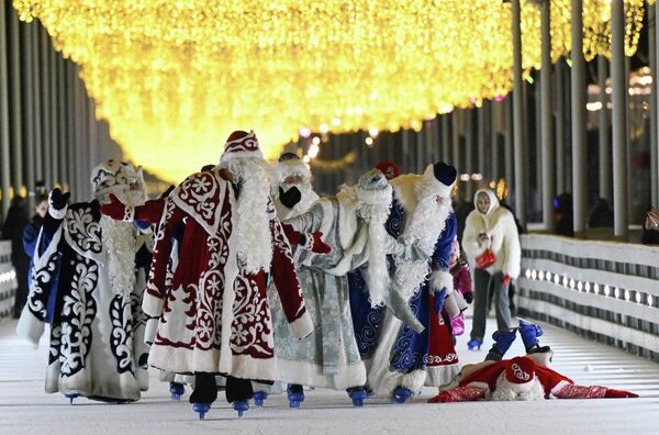 Група ,,талентованих'' Деда Мразова је одлучила да испроба клизалиште. Група ,,талентованих'' Деда Мразова је одлучила да испроба клизалиште. - Sputnik Србија