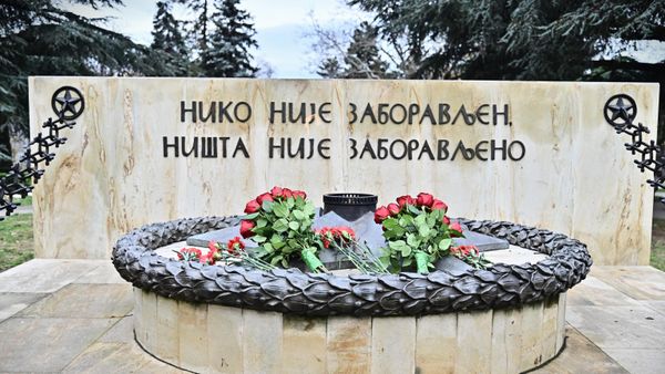  Спомен обележје Вечна ватра унутар меморијалног комплекса ГробљА ослободилаца Београда - Sputnik Србија