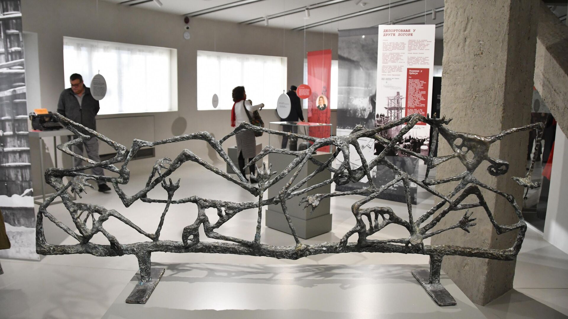 Izložba „Prihvatni logor Zemun“ otvorena u Memorijalnom centru „Staro sajmište“ Izložba „Prihvatni logor Zemun“ otvorena u Memorijalnom centru „Staro sajmište“ - Sputnik Srbija, 1920, 08.12.2025