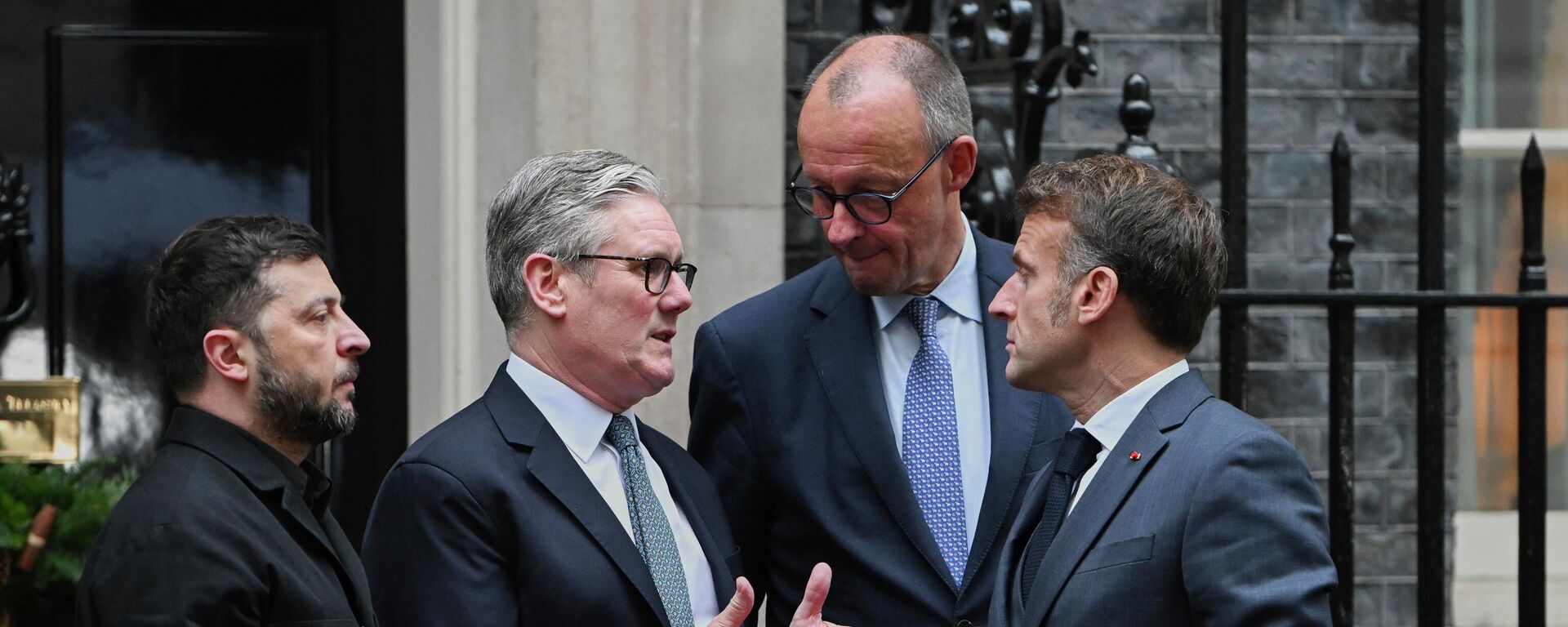 Владимир Зеленски, британски премијер Кир Стармер, немачки канцелар Фридрих Мерц и француски председник Емануел Макрон пре састанка у Даунинг стриту - Sputnik Србија, 1920, 09.12.2025
