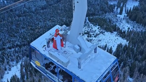 Савремени Деда Мраз: Уместо санки - жичара