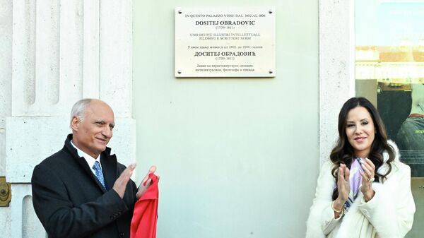 Супруга председника Републике Србије Тамара Вучић на откривању споменика Доситеју Обрадовића - Sputnik Србија