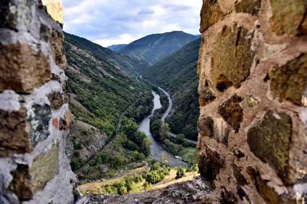 Обзиром да су монголске хорде опустошиле и разориле многе српске светиње, избор високе литице, са које се пружа поглед на долину кроз je пролазио пут који је спаја централну Србији и Косово и Метохију, за изградњу одбрамбене тврђаве се чини као логичан избор - Sputnik Србија
