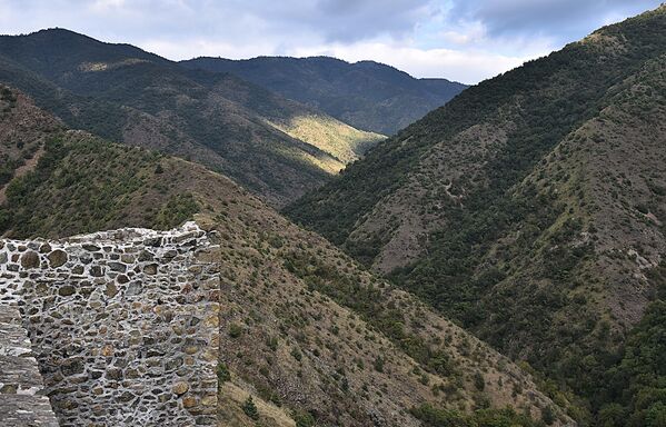 Са зидина утврђења, на све четири стране пуца поглед на околне планинске врхове  - Sputnik Србија