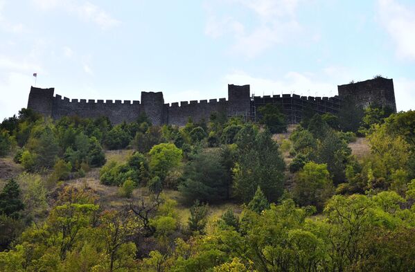 Тачно време градње Маглича није познато. Претпоставља се да га је подигао Урош Први Немањић(1242-1276) како би заштитио прилаз својој задужбини Сопоћанима и Немањиној Студеници од најезди монголских хорди које су пустошиле и разарале ове крајеве - Sputnik Србија