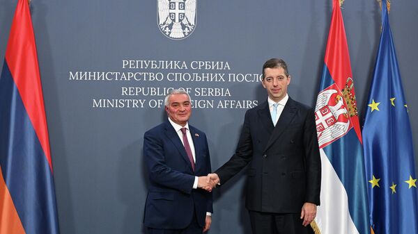 Marko Đurić sa nerezidencijalnim ambasadorom Jermenije u Srbiji sa sedištem u Pragu Ašotom Hovakimijanom  - Sputnik Srbija