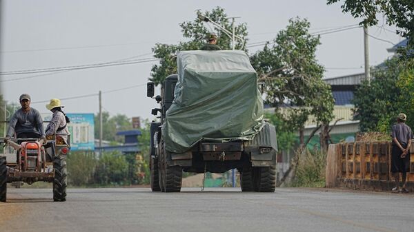 Камбоџанско војно возило пролази поред трактора за евакуацију, провинција Сијем Реап, Камбоџа - Sputnik Србија