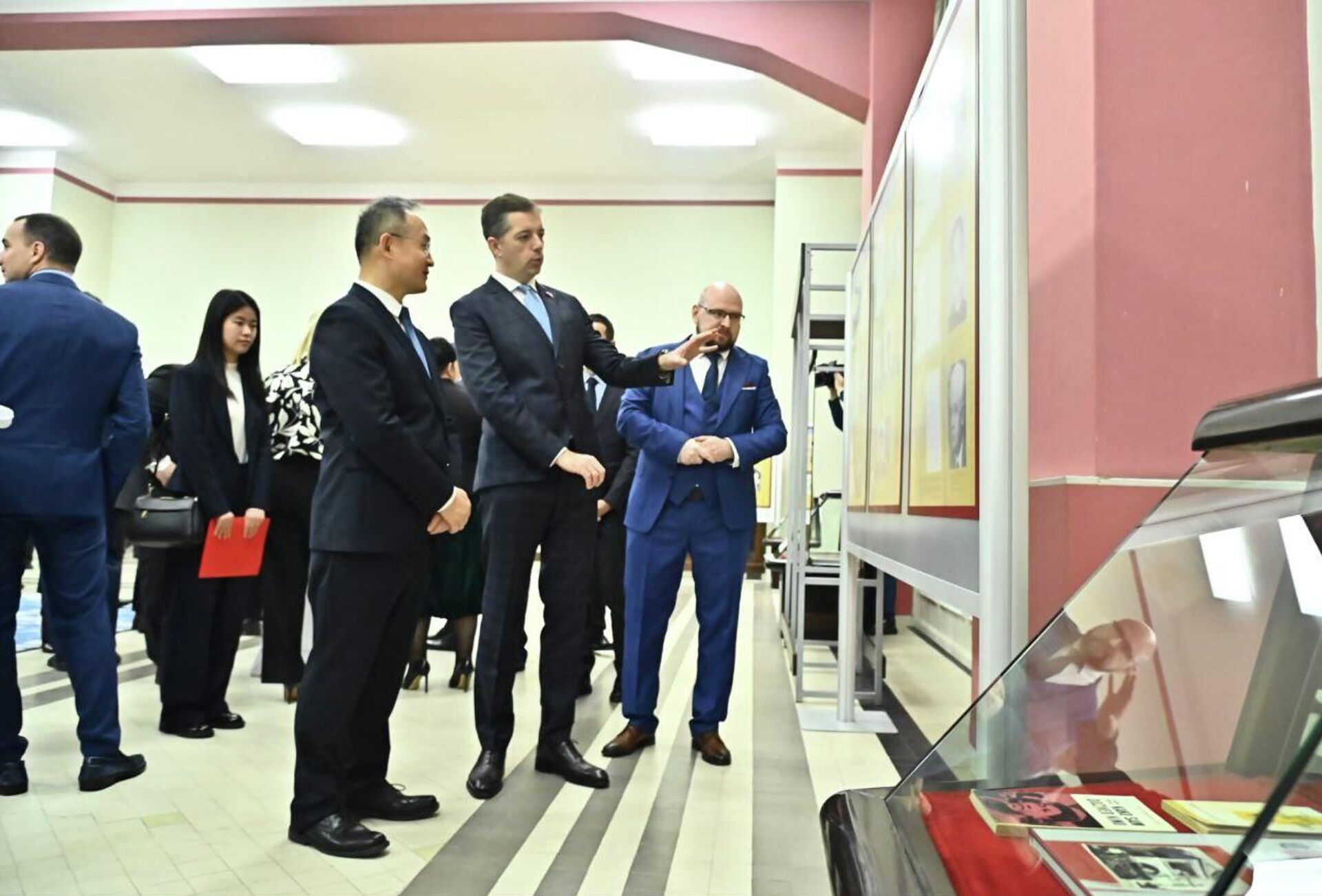 Изложба Београд - Пекинг, 70 година пријатељства и сарадње између народа Србије и Кине - Sputnik Србија, 1920, 10.12.2025