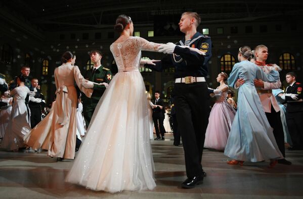 Међу позванима су и млади из Донбаса и Новоросије. Неки од њих су први пут у Москви и сада су се уверили колико им је престоница лепа. Прошле године ,,Принц бала&#x27;&#x27; био је кадет из Луганске народне републике. - Sputnik Србија